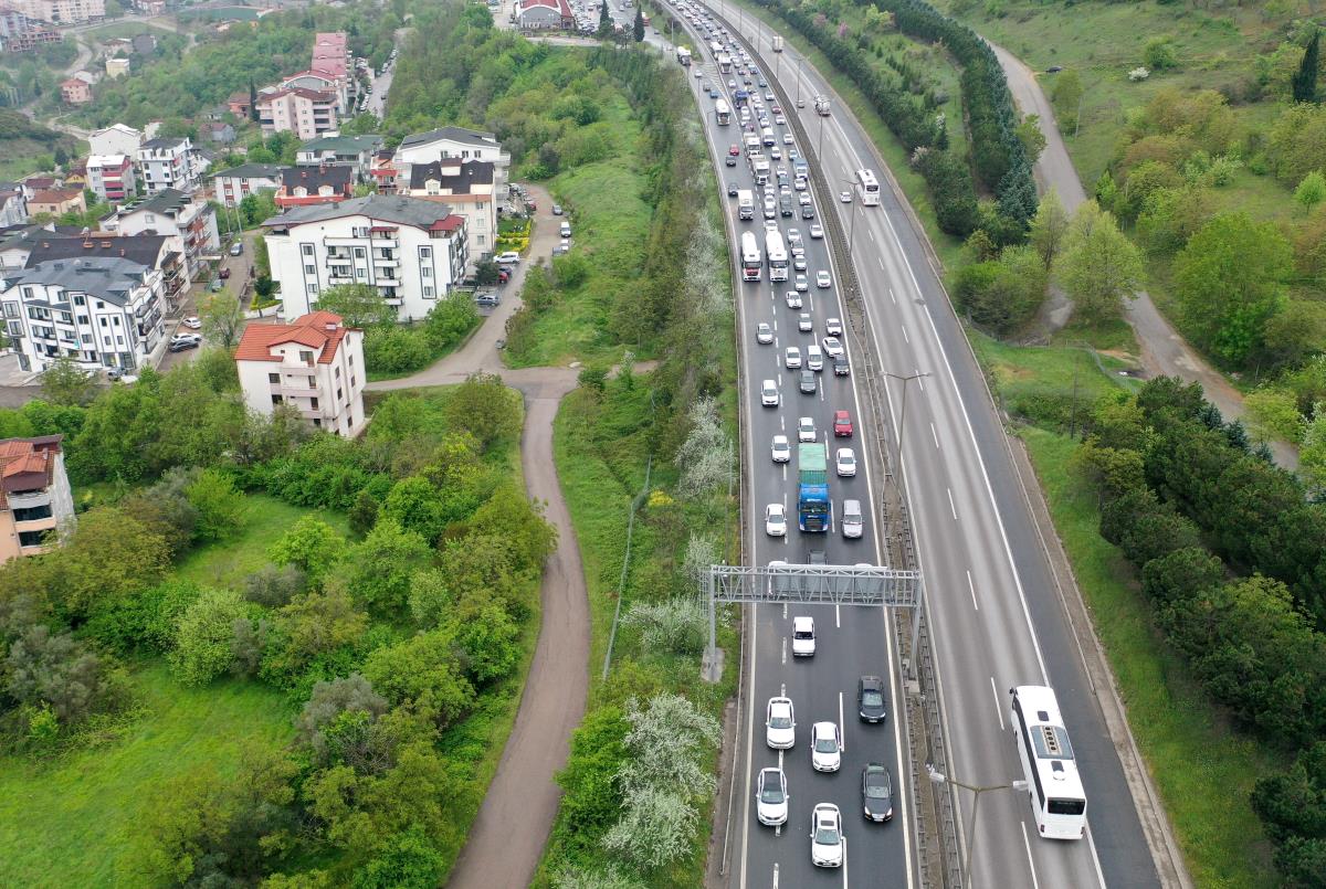 Anadolu Otoyolu'nun Kocaeli bölümünde akıcı bayram trafiği yoğunluğu yaşanıyor