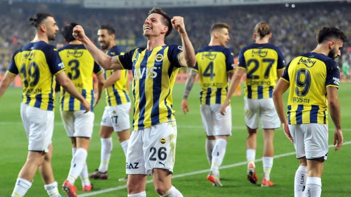 Aslan'ın Kadıköy serisi bozuldu! Fenerbahçe, Galatasaray'ı 2-0'lık skorla mağlup etti