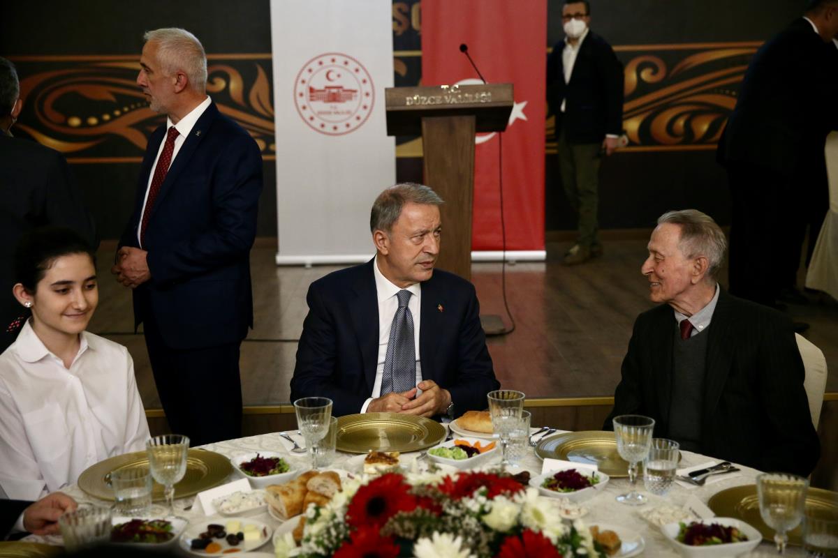 Bakan Akar, şehit aileleri ve gazilerle iftarda bir araya geldi