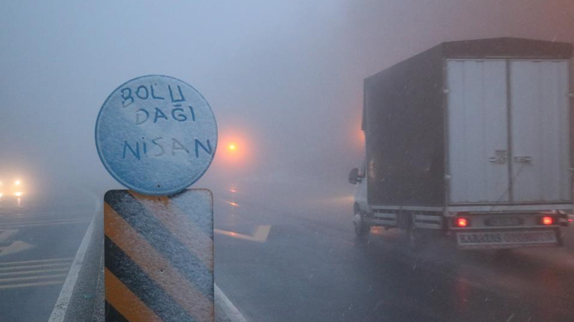 Bolu Dağı'na kar yağdı; şoförler güç anlar yaşadı