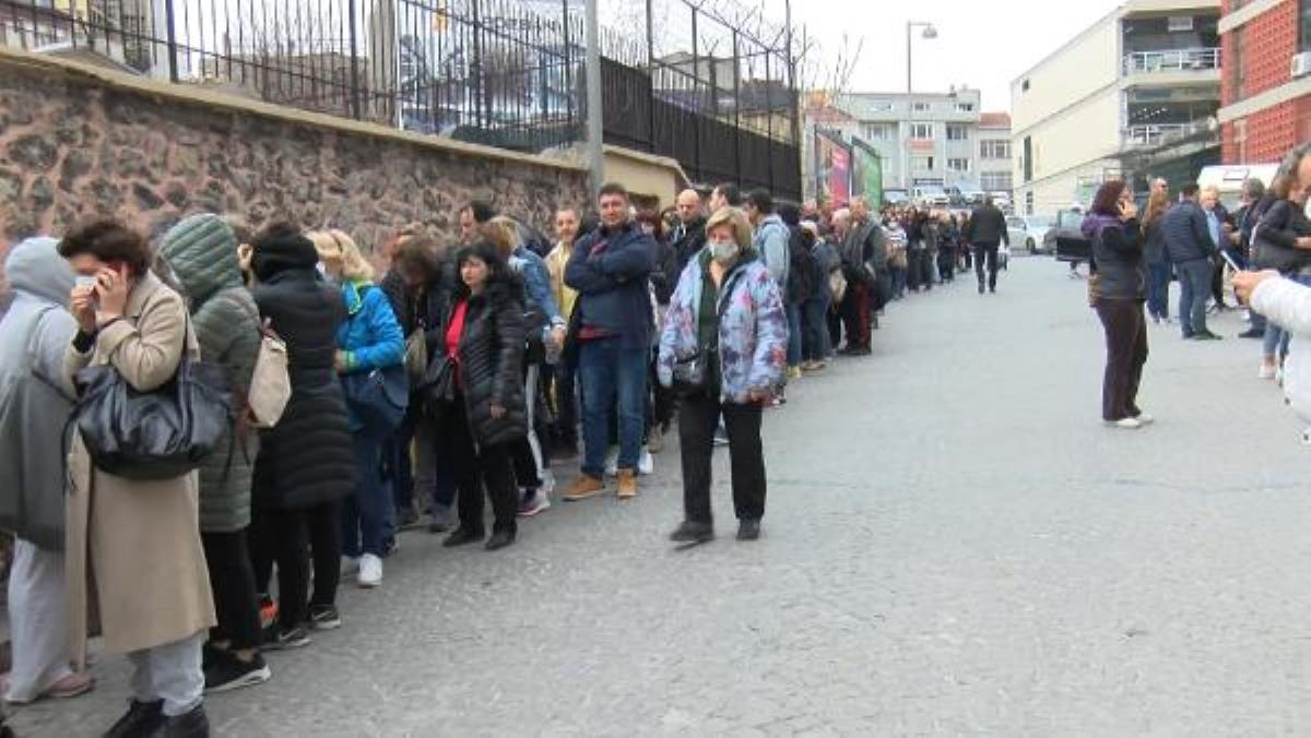 Bulgarlar bu hafta Edirne'ye değil İstanbul'a akın etti! Ayın Biri Kilisesi'nde metrelerce kuyruk oluştu