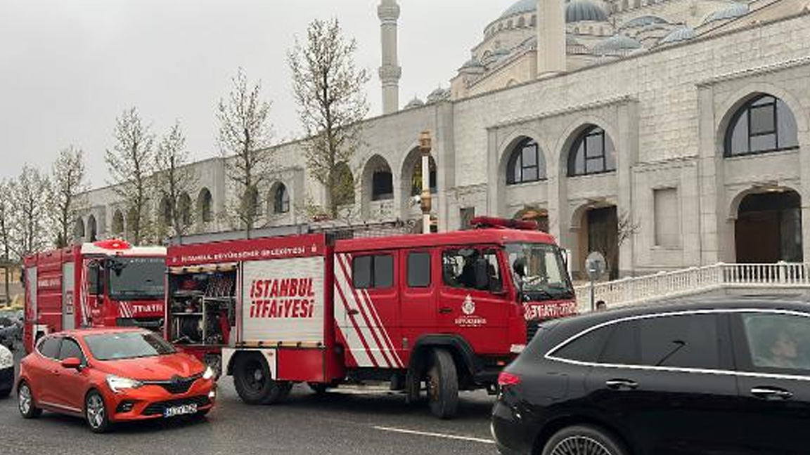 Çamlıca Camii otoparkında araba yangını