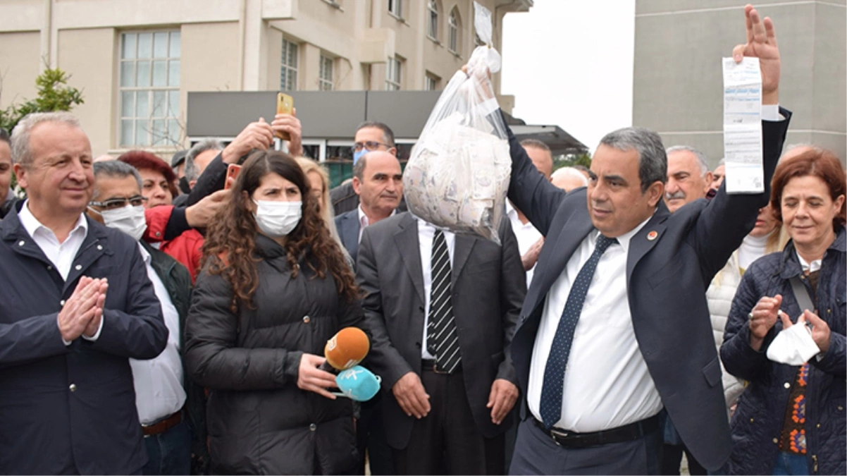 CHP Bursa Vilayet Başkanlığı, elektriklerinin kesilmesinin akabinde fatura borcunu 5 TL'lik banknotlarla ödedi