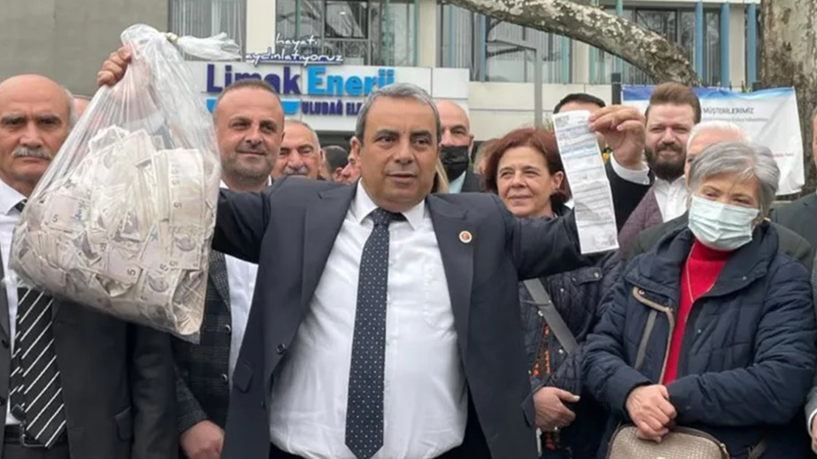 CHP Bursa vilayet teşkilatı elektrik faturasını 5 TL'lik banknotlarla ödedi