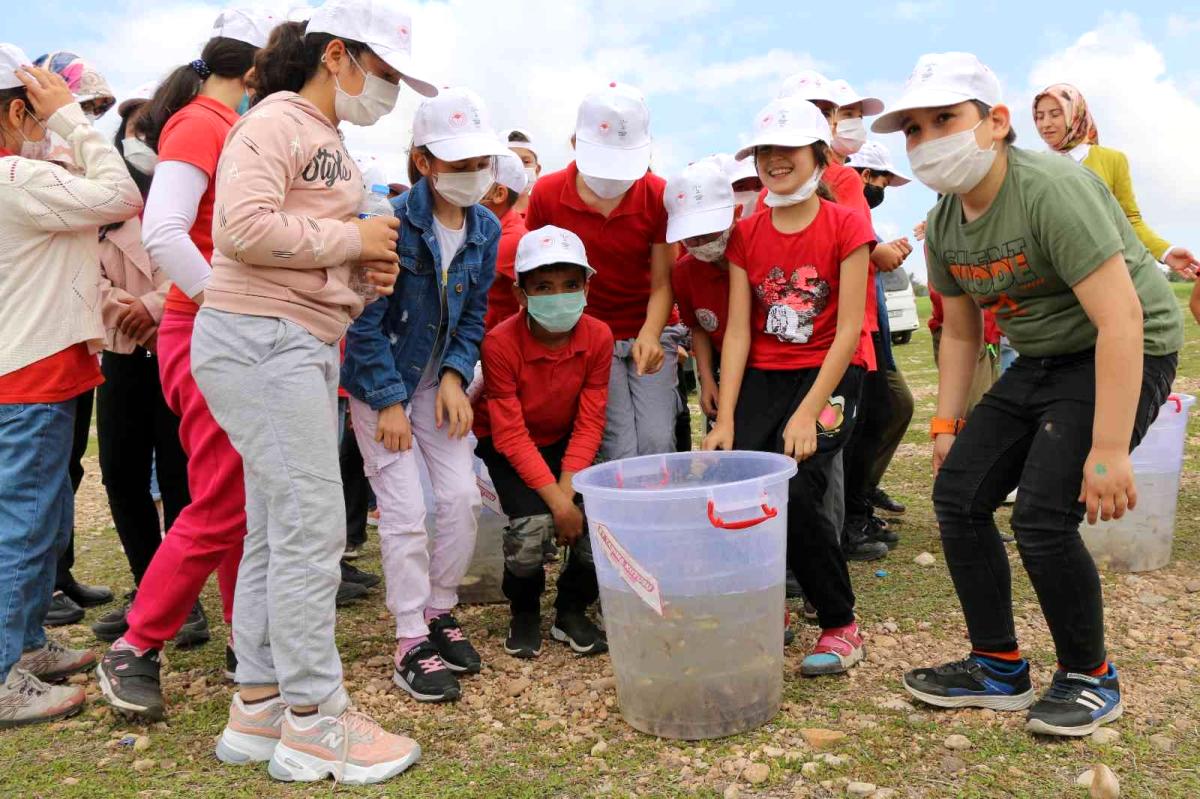 Çocuklar göle balık bırakarak 23 Nisan'ı kutladılar