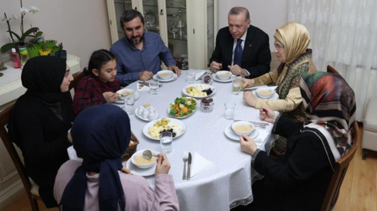 Cumhurbaşkanı Erdoğan ve eşi Emine Erdoğan, İstanbul'da bir ailenin meskeninde iftar yaptı