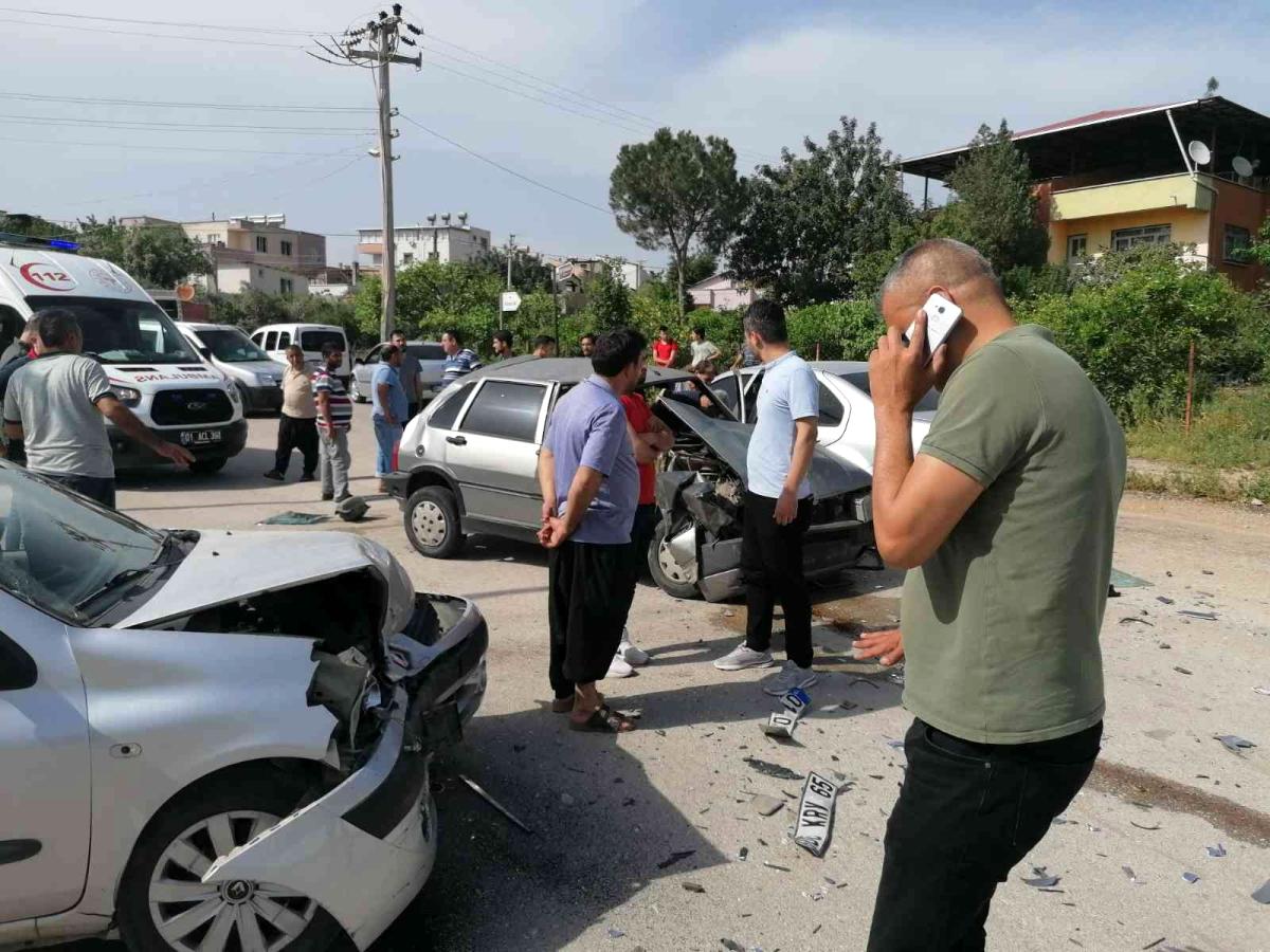 Denetimden çıkan araba iki araca çarptı, şoförler yaralandı