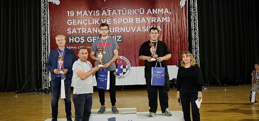 19 Mayıs Satranç Turnuvası’nda Mükafatlar Sahiplerini Buldu