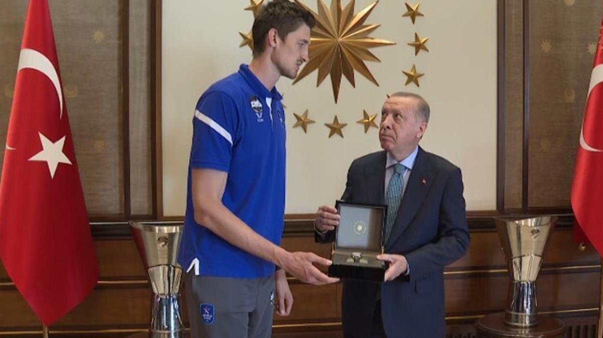 2 metre 22 santimlik Tibor Pleiss ile yan yana gelen Cumhurbaşkanı Erdoğan'ın şaşkınlığı yüz sözüne yansıdı