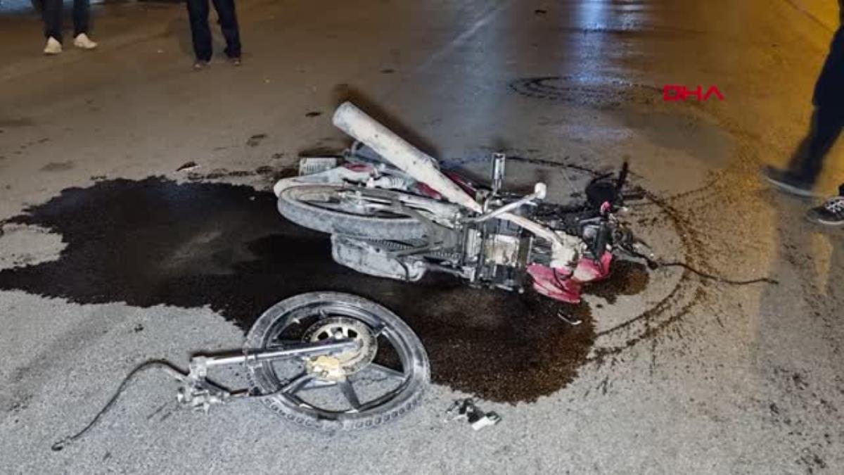 ADANA-MOTOSİKLETE ÇARPAN HAFİF TİCARİ ARAÇ İŞ YERİNİN KEPENGİNİ YIKTI: 1 YARALI