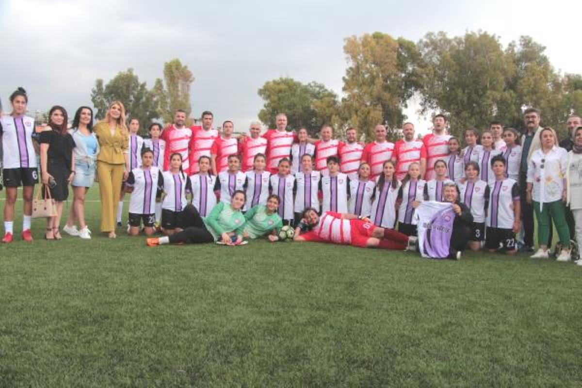 Adana protokolü, bayan futbol ekibiyle şov maçı yaptı