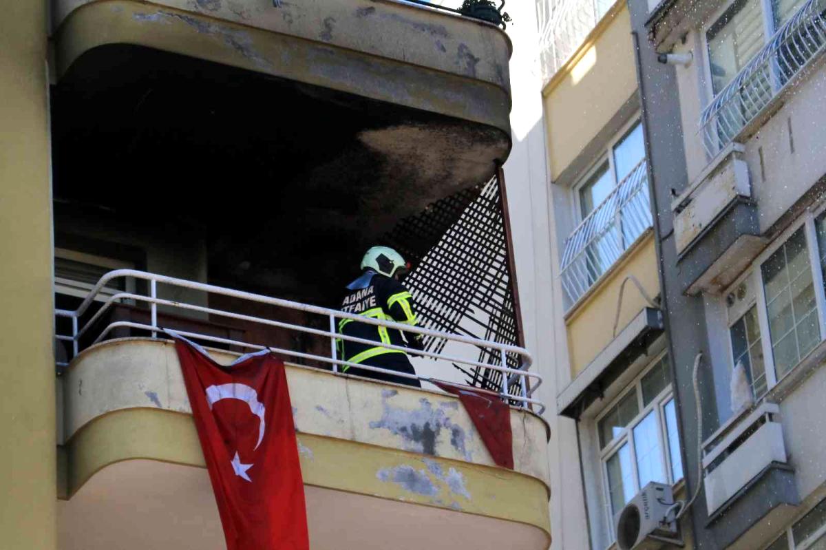 Adana'da dairenin kullanılamaz hale geldiği yangında Türk bayrakları ziyan görmedi