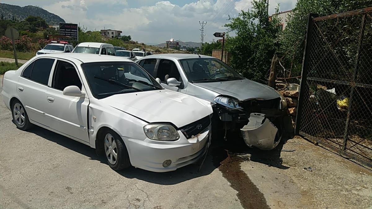 Adana'da iki arabanın çarpışması sonucu 3 kişi yaralandı