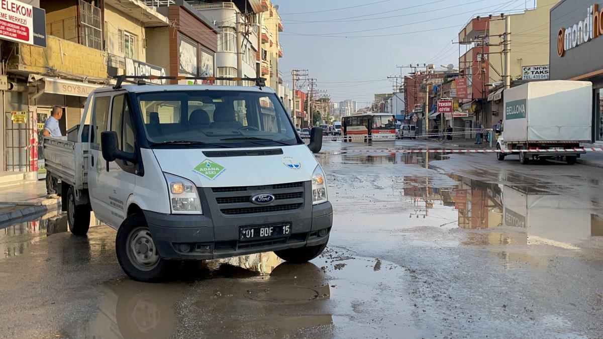 Adana'da otobüs ve motosikletin yoldaki çukura düşmesi kamerada