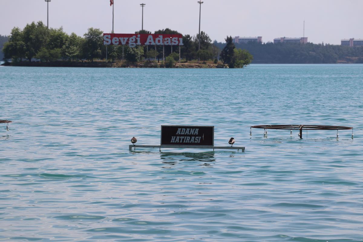 Adana'da su düzeyi yükselen baraj gölünün kenarındaki kafeleri su bastı