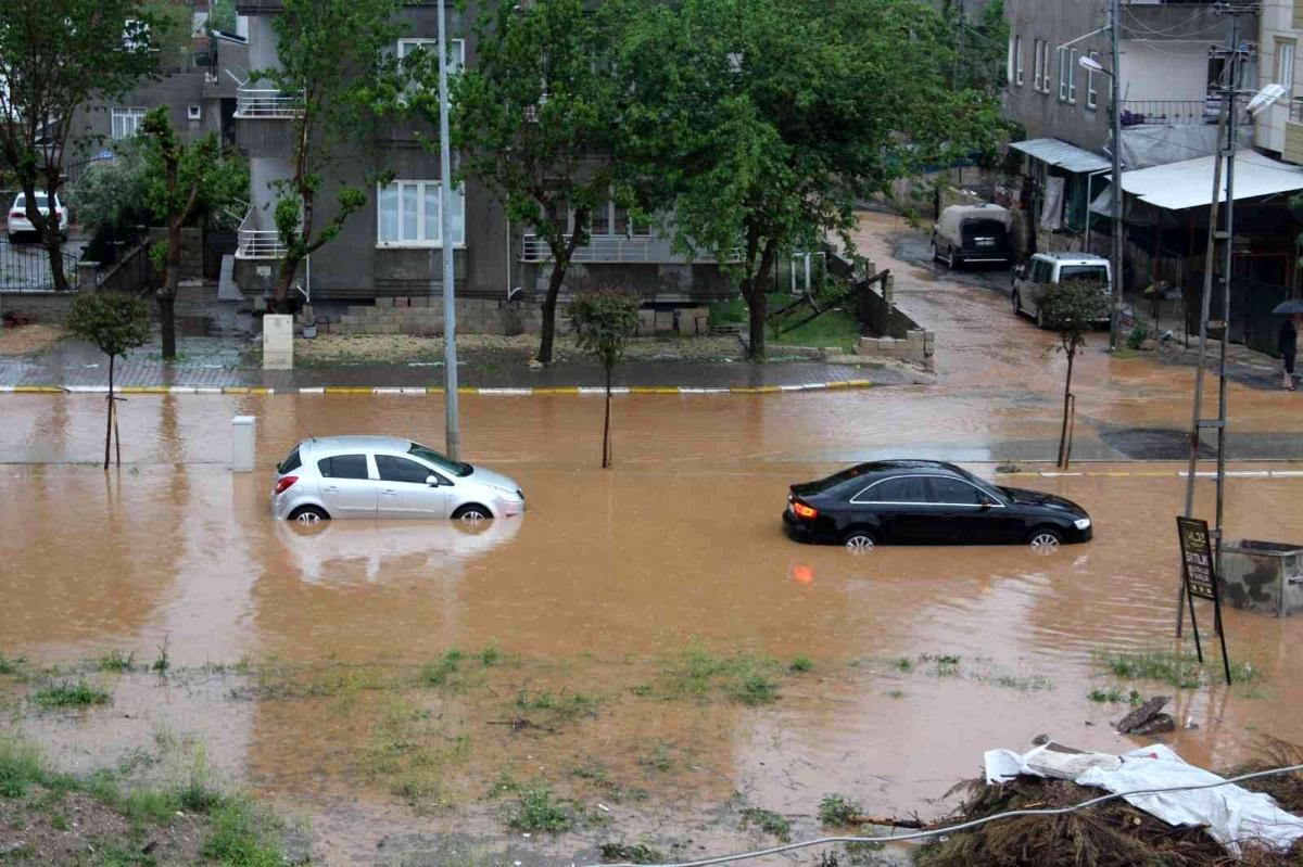 Adıyamanda cadde ve sokak sel sularına teslim oldu