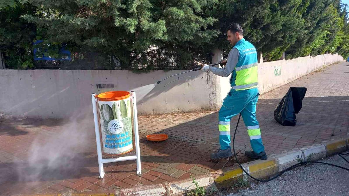 Adıyaman'da çöp kovaları nizamlı olarak temizleniyor