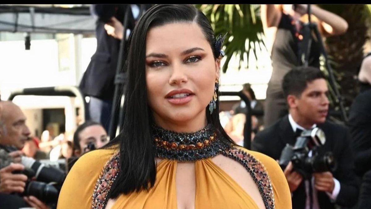 Adriana Lima'nın ilginç hamile kıyafeti