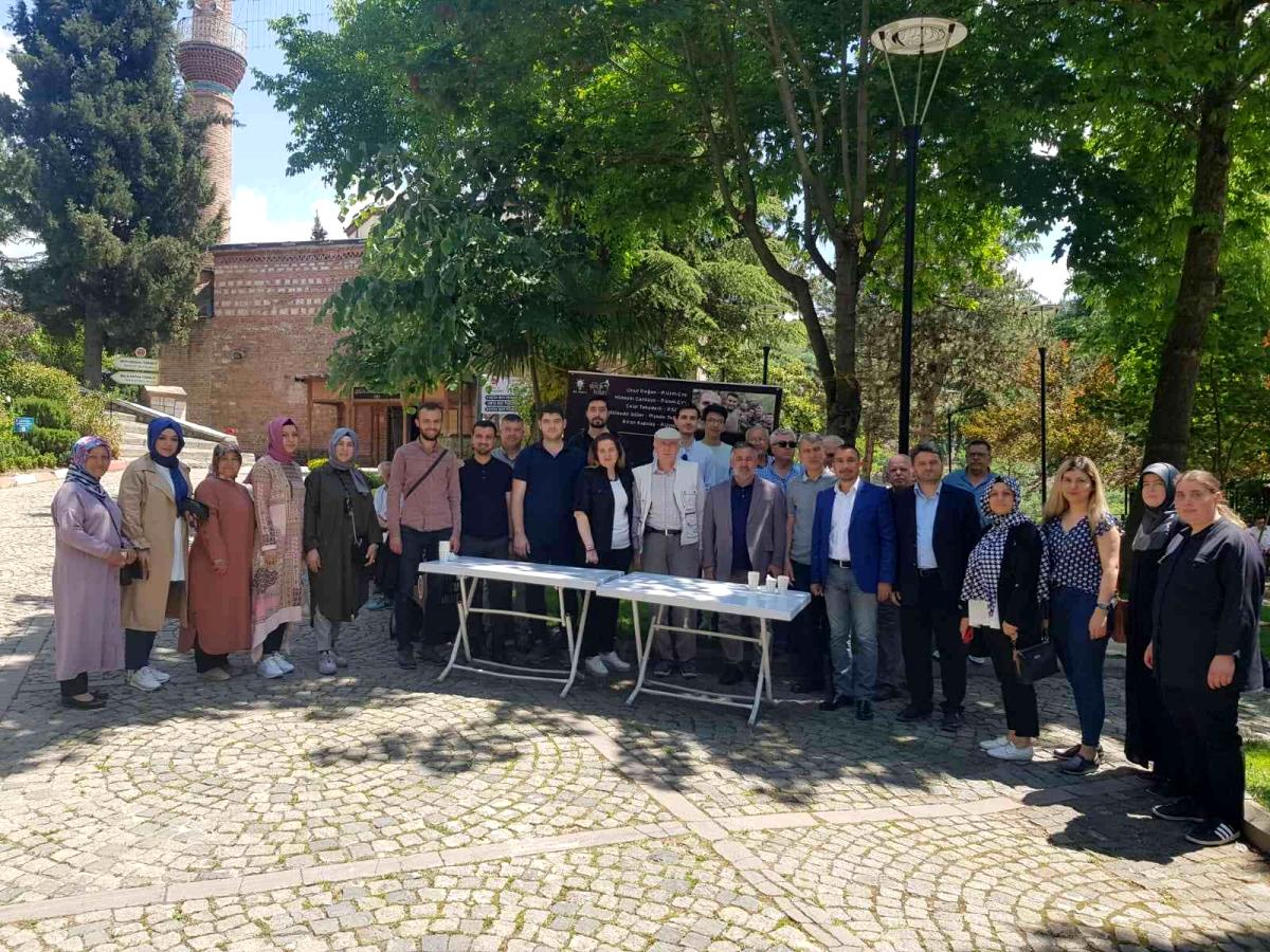 AK Gençler vefat eden gençler ve şehitler için lokma dağıttı