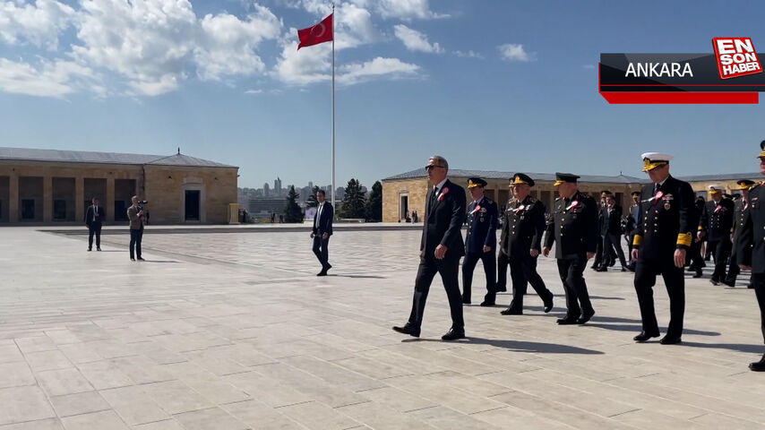 Bakan Akar, beraberindeki TSK komuta kademesi Anıtkabir'de