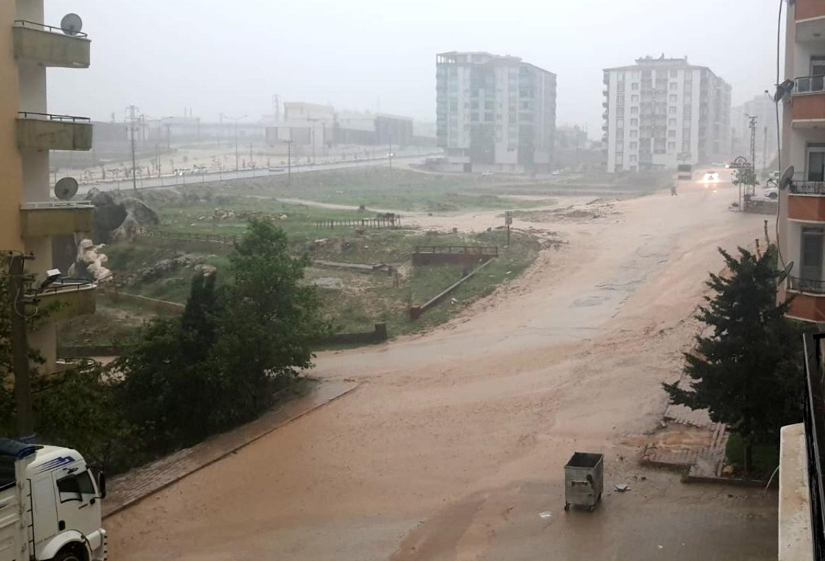 Besni'de beklenen şiddetli yağmur dolu ile birlikte geldi