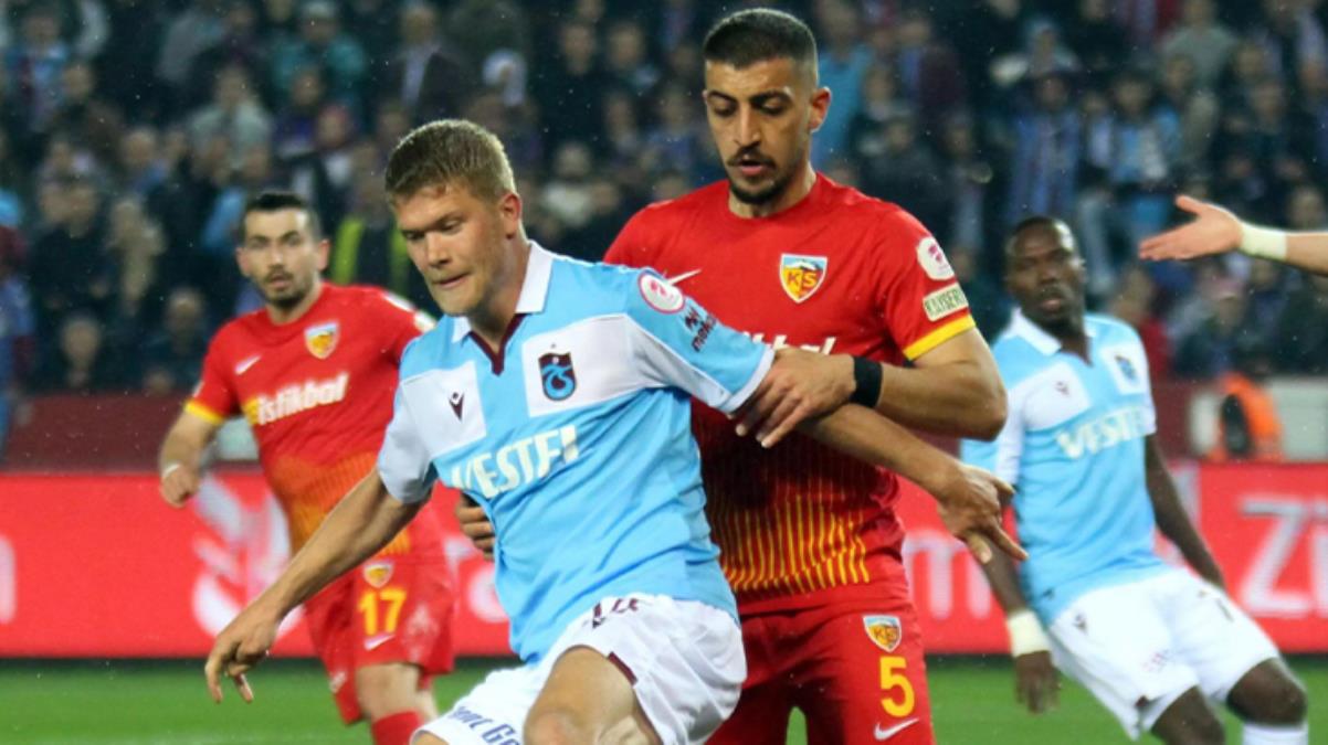 Bir bunu görmemiştik! Kayserispor-Trabzonspor maçında alana atılan husus hayrete düşürdü