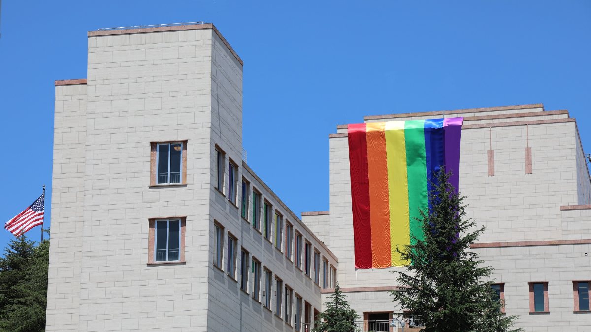 ABD Başkonsolosluğu’na LGBTİ bayrağı asıldı