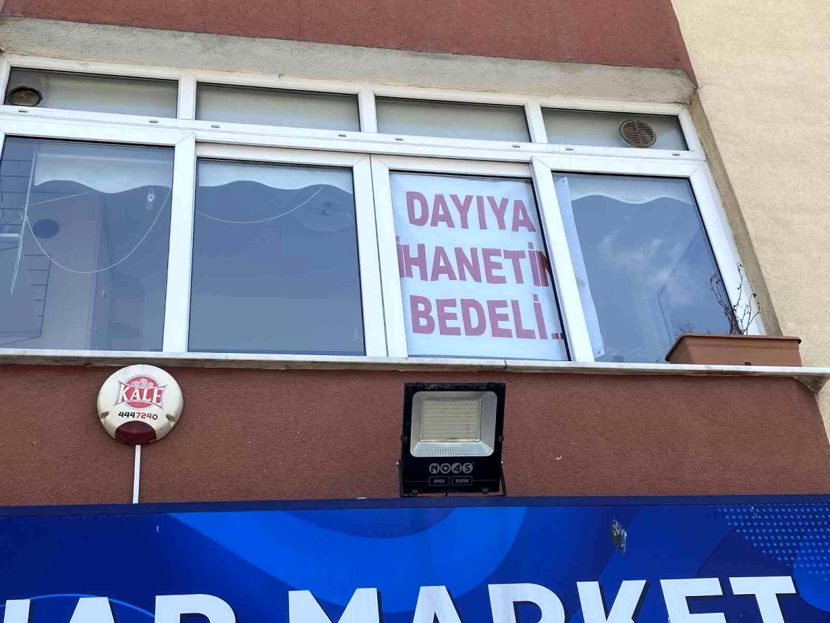 Bu konutun camındaki pankartı gören, şaşkınlığını gizleyemiyor: Dayıya ihanetin bedeli