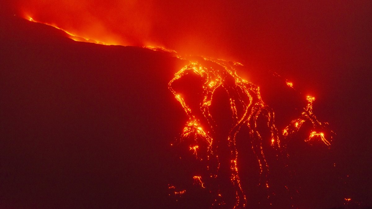 Etna Yanardağı, yeniden lav püskürttü