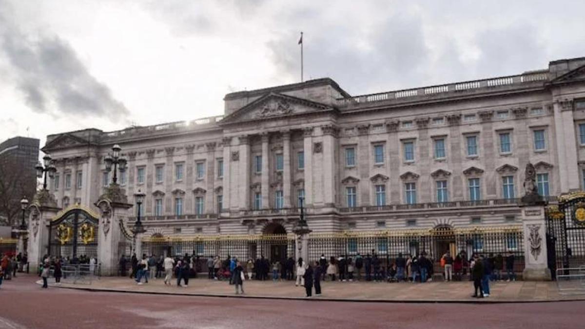 Kendini Buckingham Sarayı’nın Kapılarına Kelepçeledi: Polis, Şüpheliyi İkna Etmeye Çalıştı