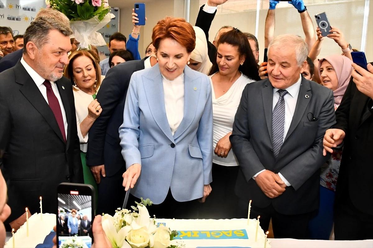 Meşalelerle Karşılandı: Meral Akşener Yeni Yaşını Kutladı!